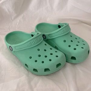 Crocs Size J1  Youth 1 Green - Adorable!